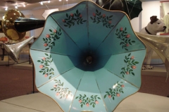 close of on victrola horn details