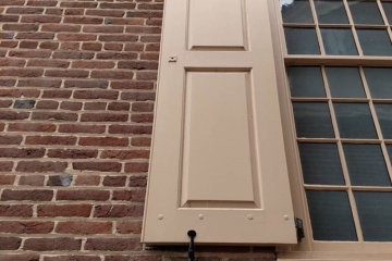 Shutter Dog